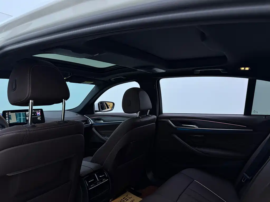BMW 5 Series New Energy — миниатюра 7
