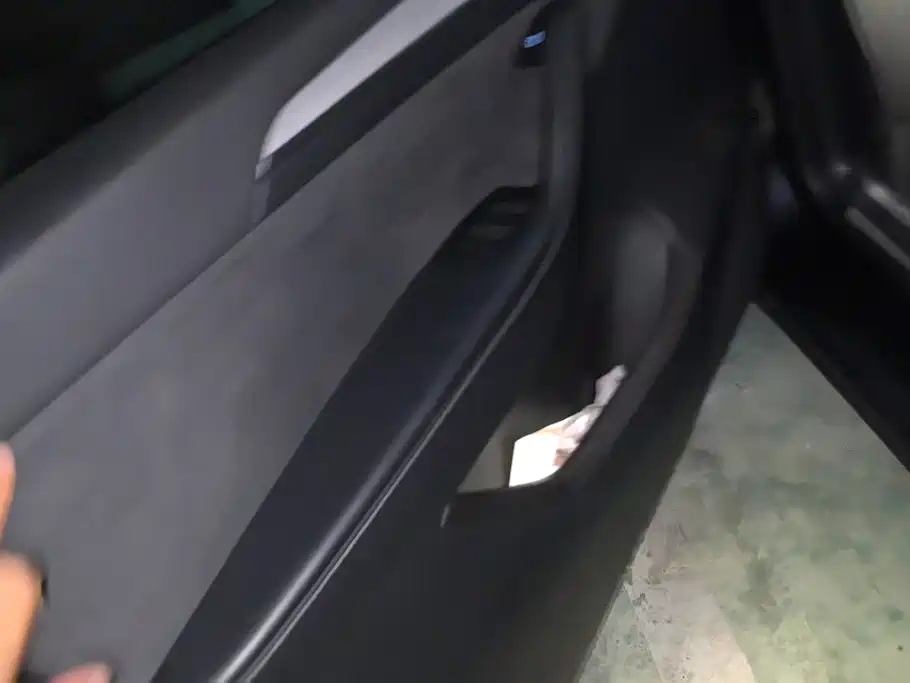 Tesla Model Y — миниатюра 7