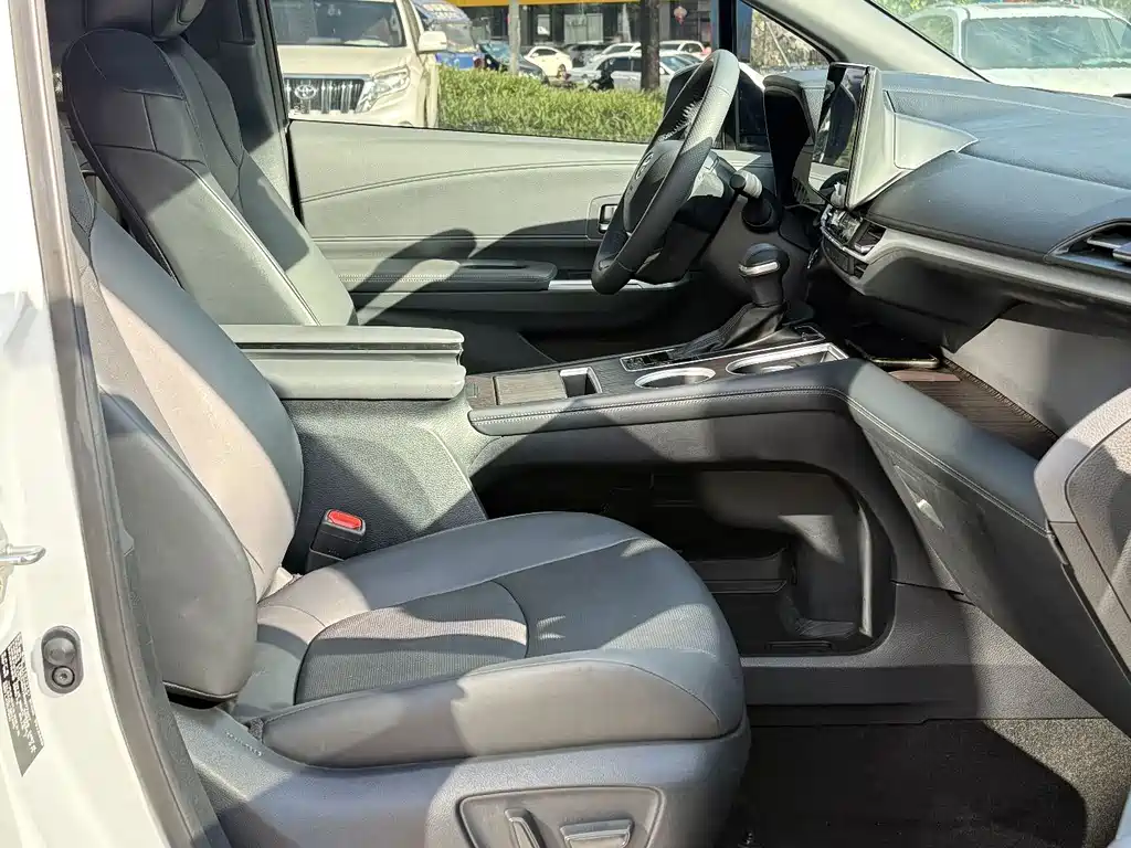 Toyota Granvia — миниатюра 8