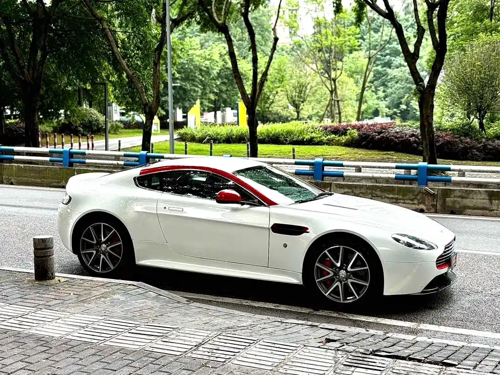 Aston Martin V8 Vantage — миниатюра 4