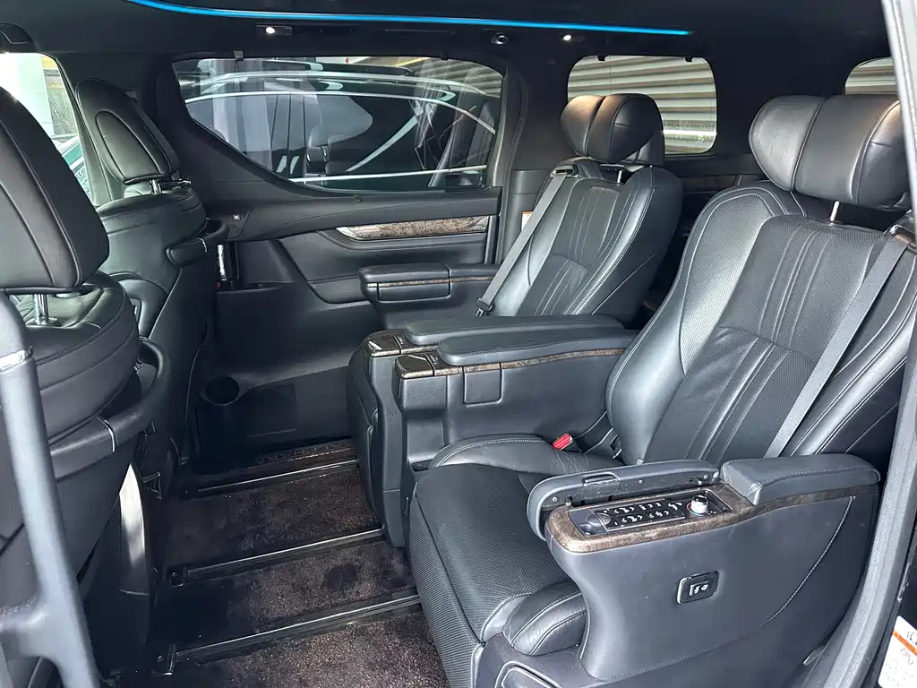 Toyota Alphard — миниатюра 6