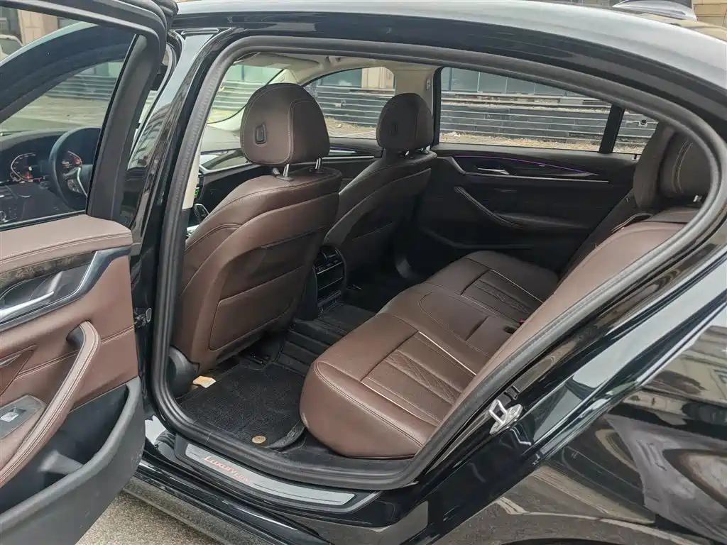 BMW 5 Series — миниатюра 9