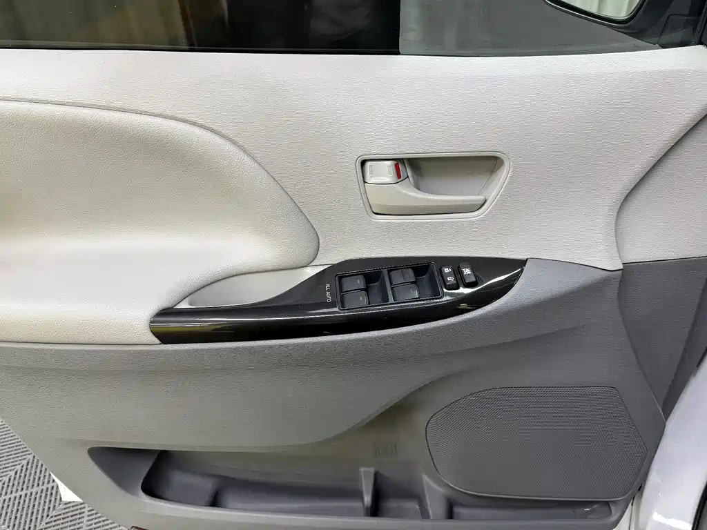 Toyota Sienna 3.5L 2WD LE, фото 18