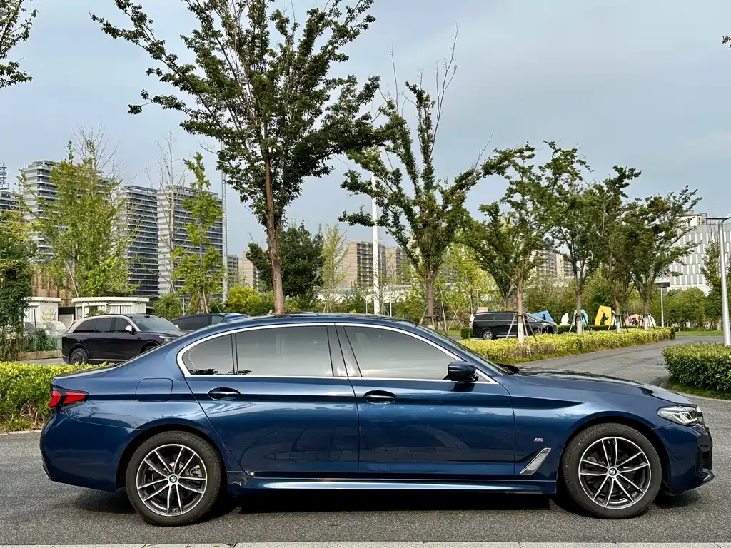 BMW 5 Series — миниатюра 7