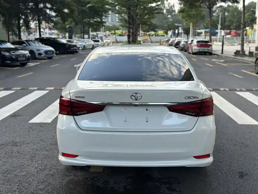 Toyota Crown — миниатюра 9