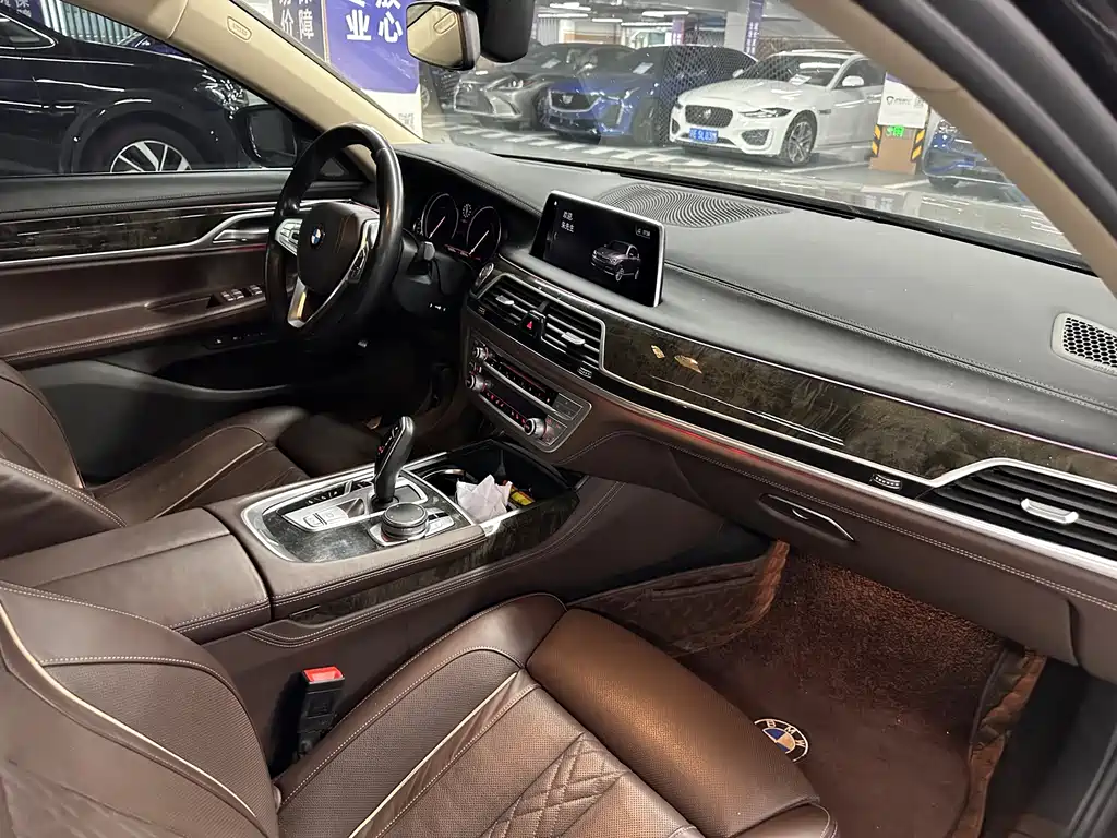 BMW 7 Series — миниатюра 16