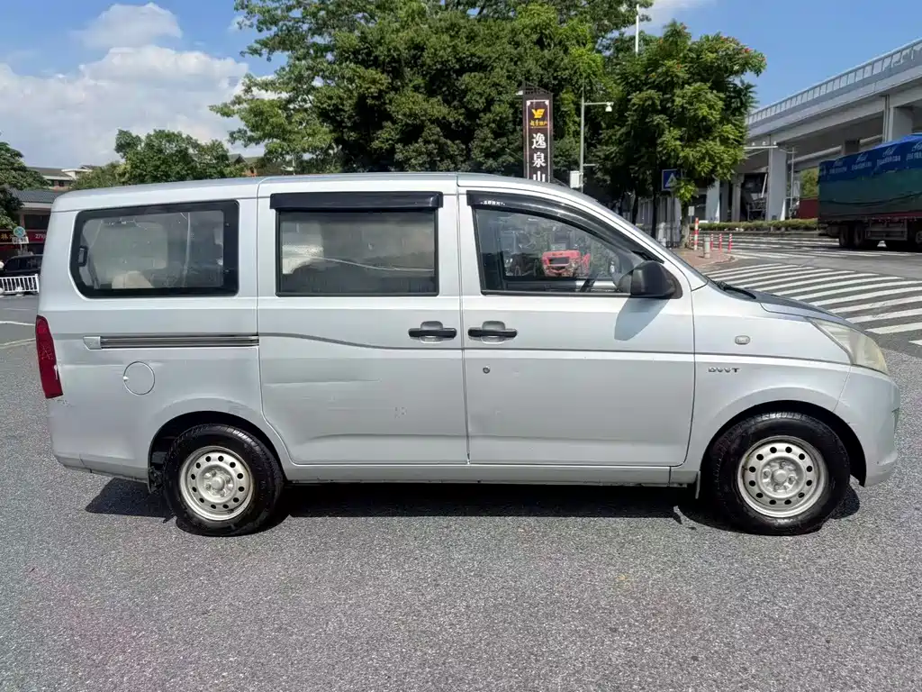 Wuling Rongguang V — миниатюра 4