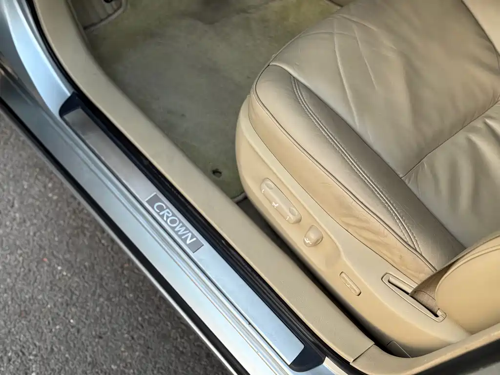 Toyota Crown — миниатюра 18
