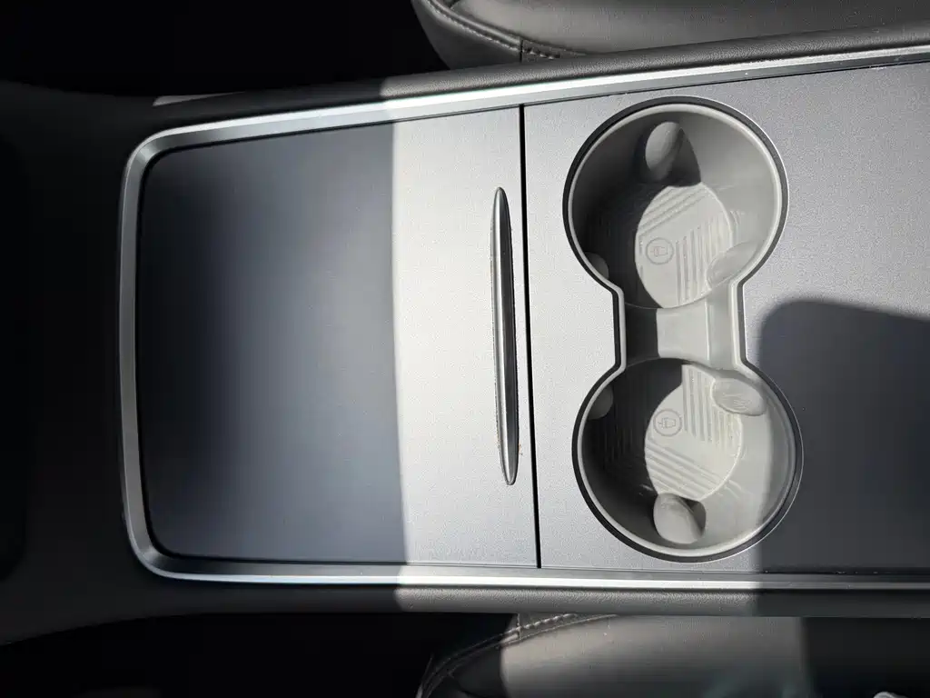 Tesla Model Y — миниатюра 17
