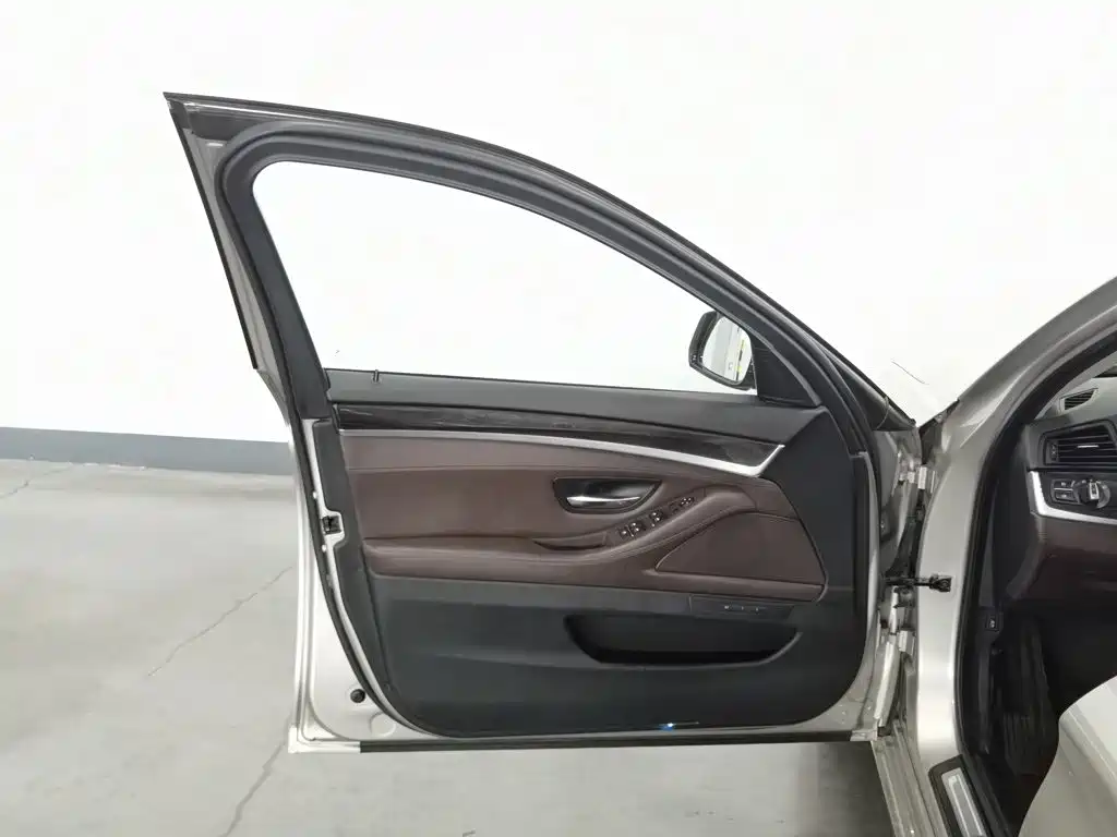BMW 5 Series — миниатюра 8