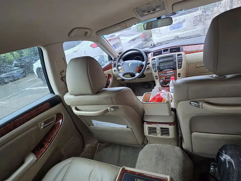 Toyota Crown — миниатюра 6