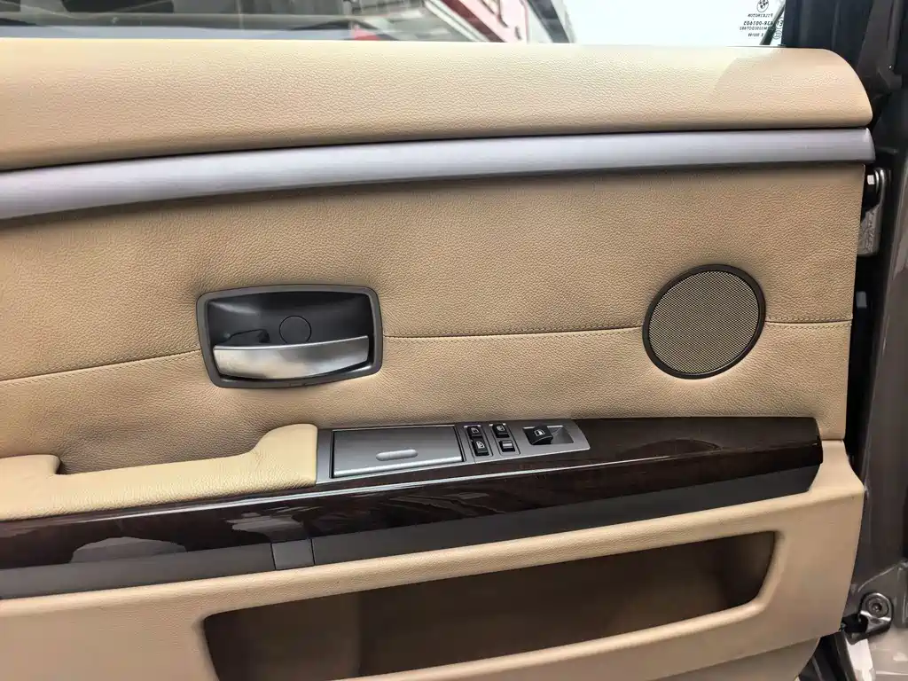 BMW 7 Series — миниатюра 15