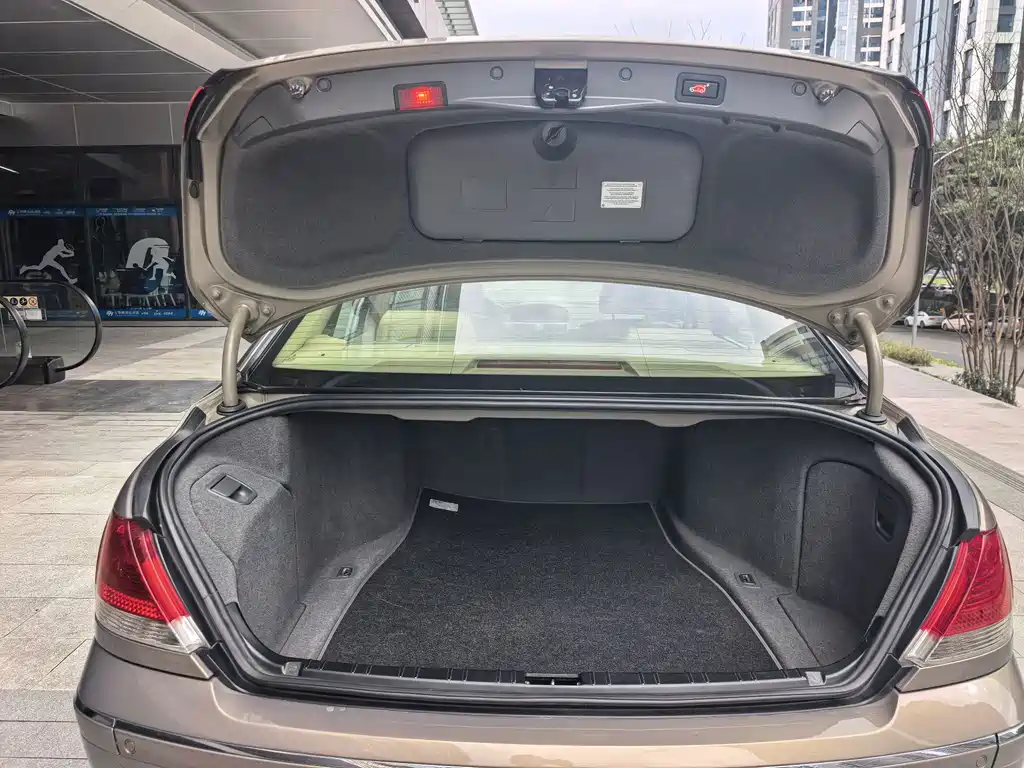 BMW 7 Series — миниатюра 14