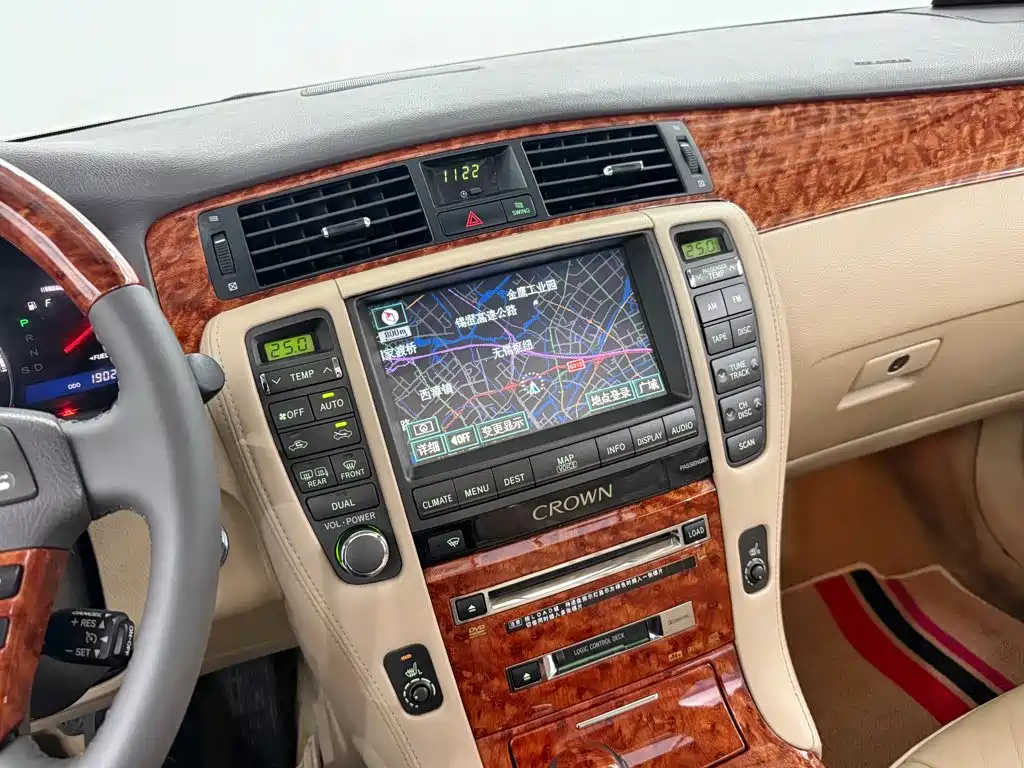 Toyota Crown — миниатюра 15