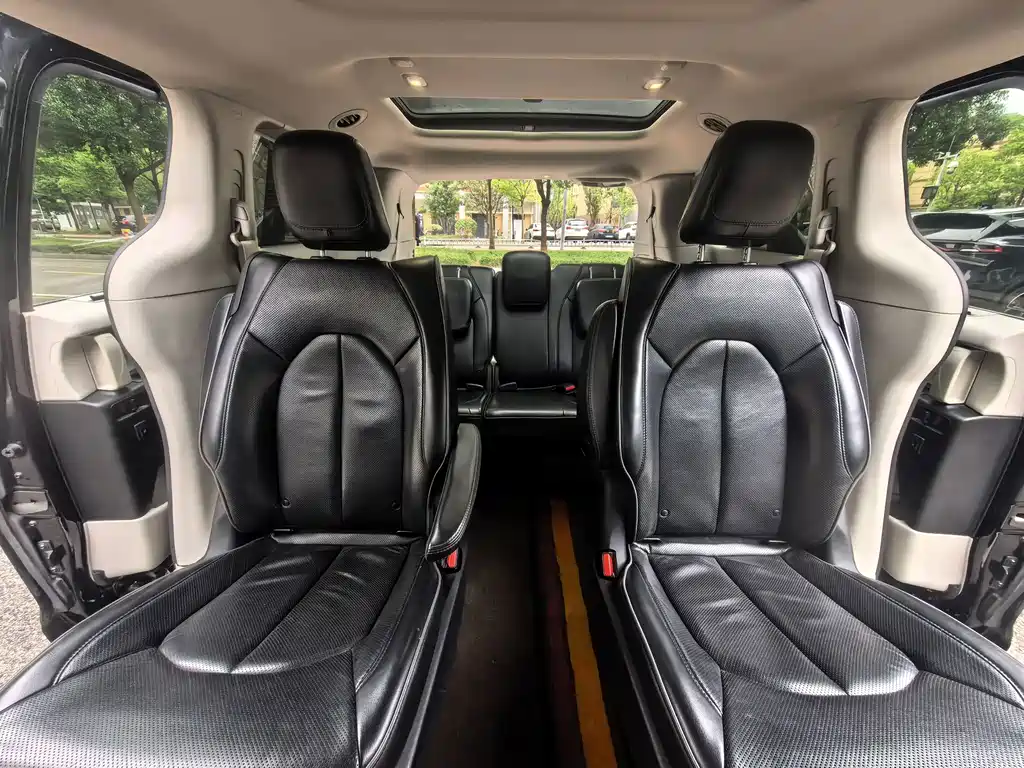 Chrysler Grand Voyager (Import) — миниатюра 17
