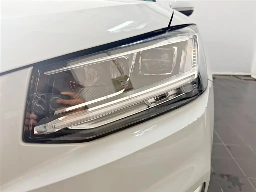 Audi Q2L e-tron — миниатюра 6