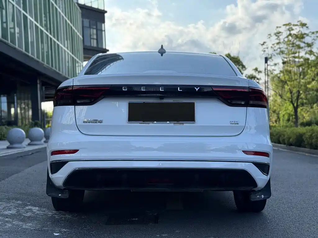 Geely Emgrand 2022 4 1.5L CVT Elite
