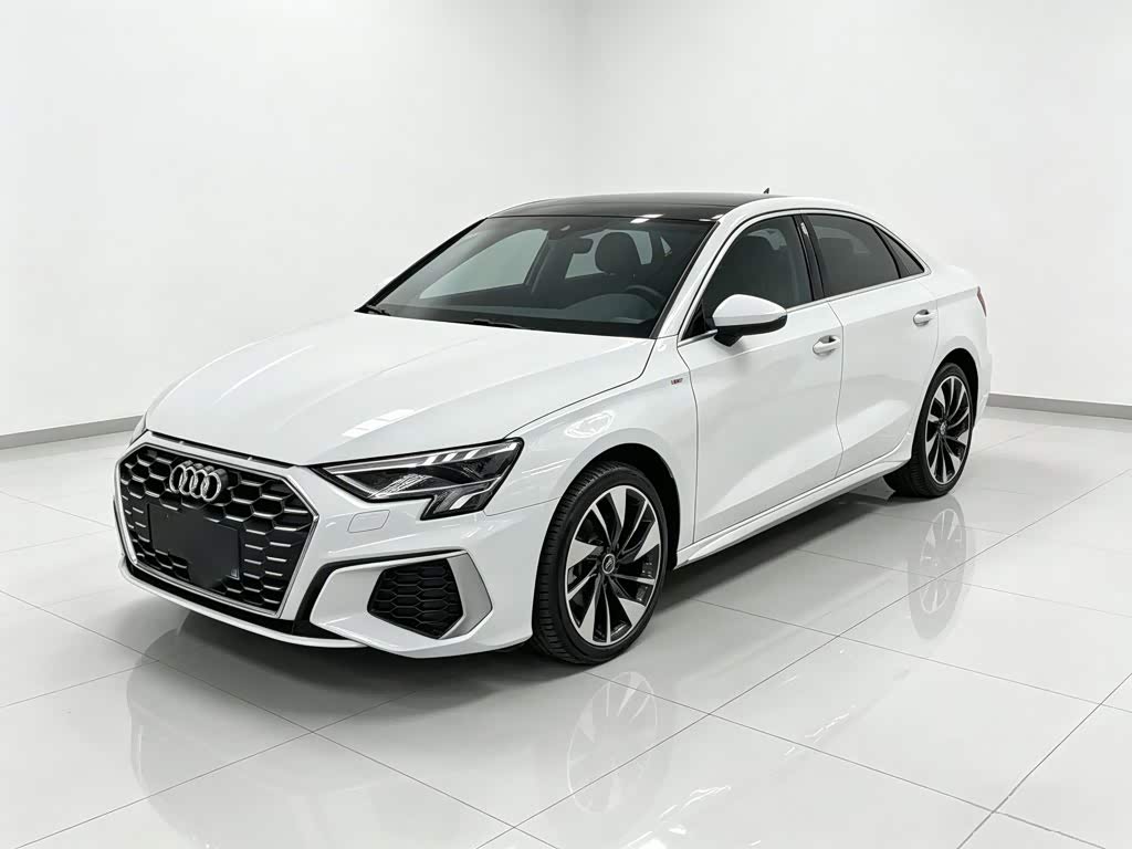 Audi A3 1.4 л 2024 г. Белый, пробег 10200 км