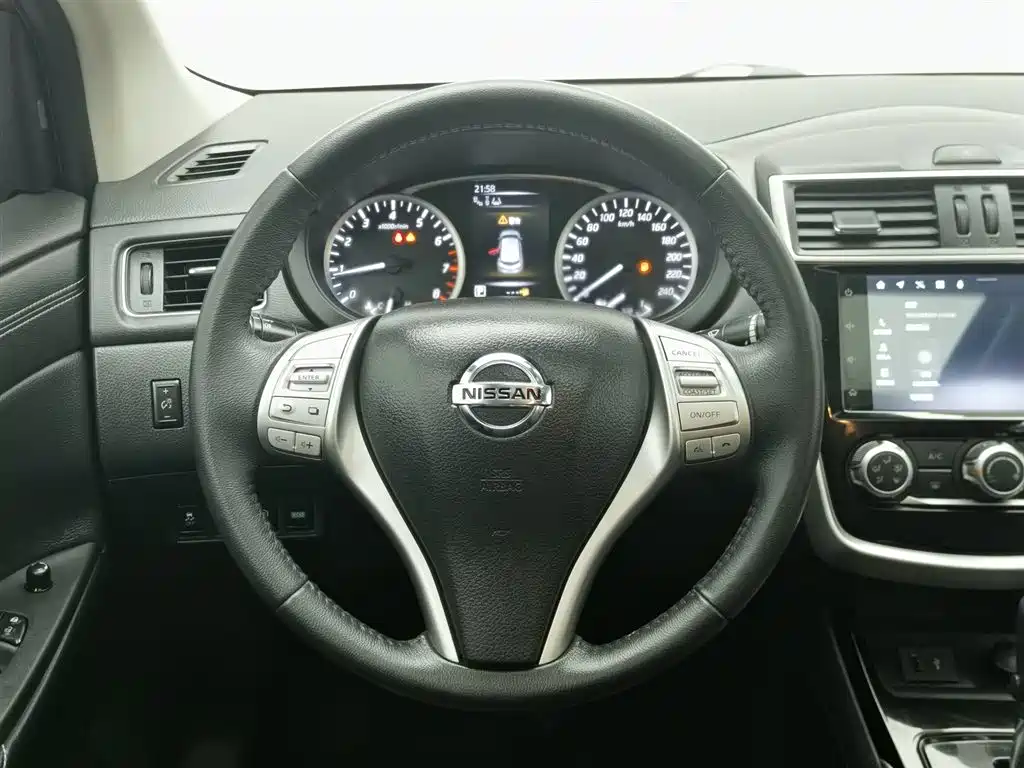 NISSAN TIIDA