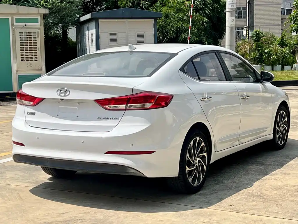Hyundai Elantra — миниатюра 7