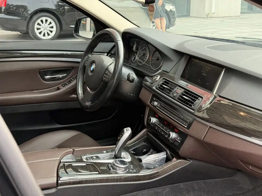BMW 5 Series — миниатюра 10