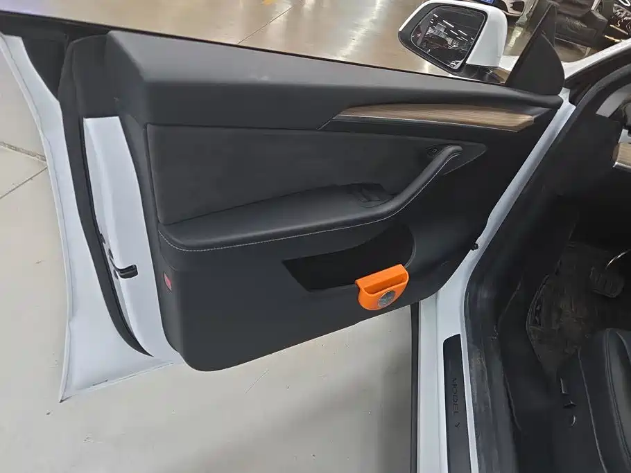Tesla Model Y — миниатюра 7