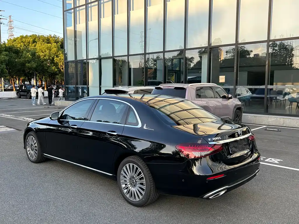 Mercedes-Benz E-Class — миниатюра 16