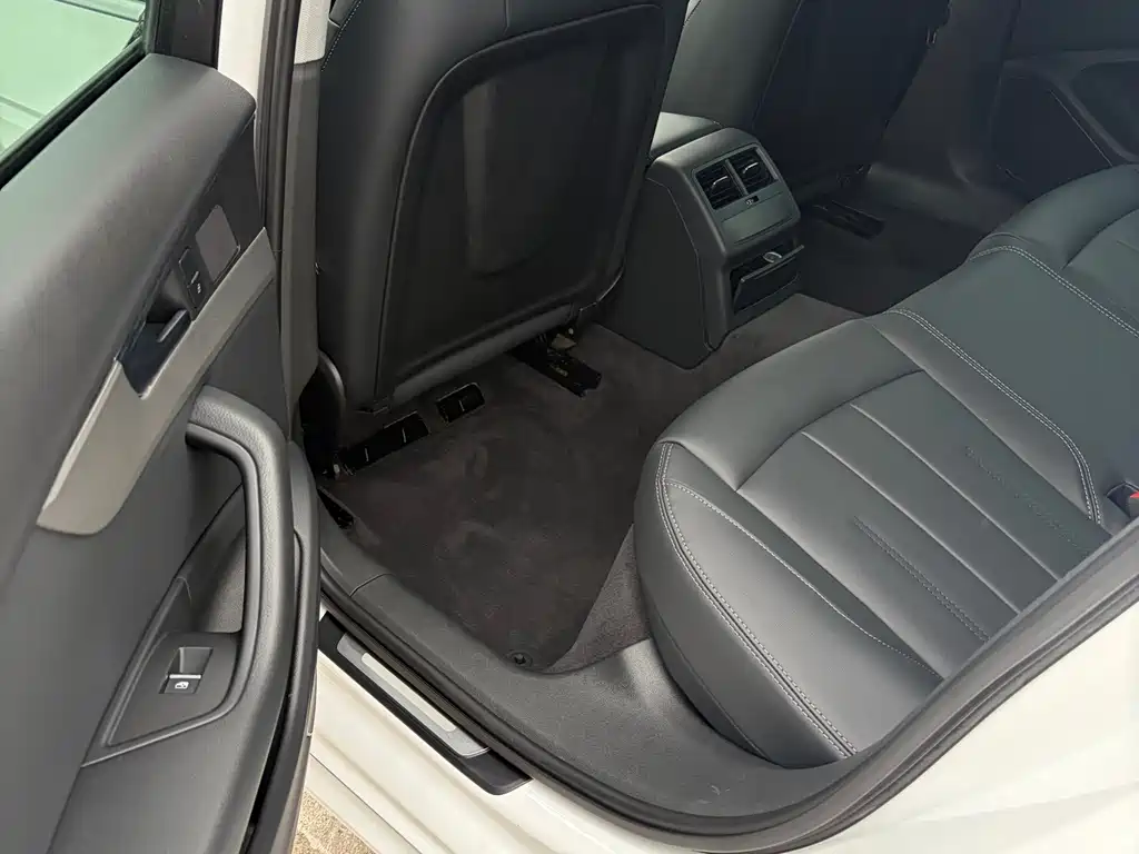 Audi A4L — миниатюра 21