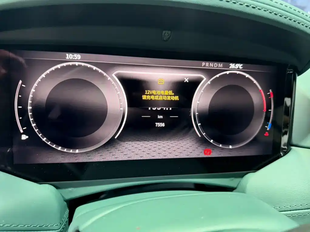 Aston Martin DB12 — миниатюра 11