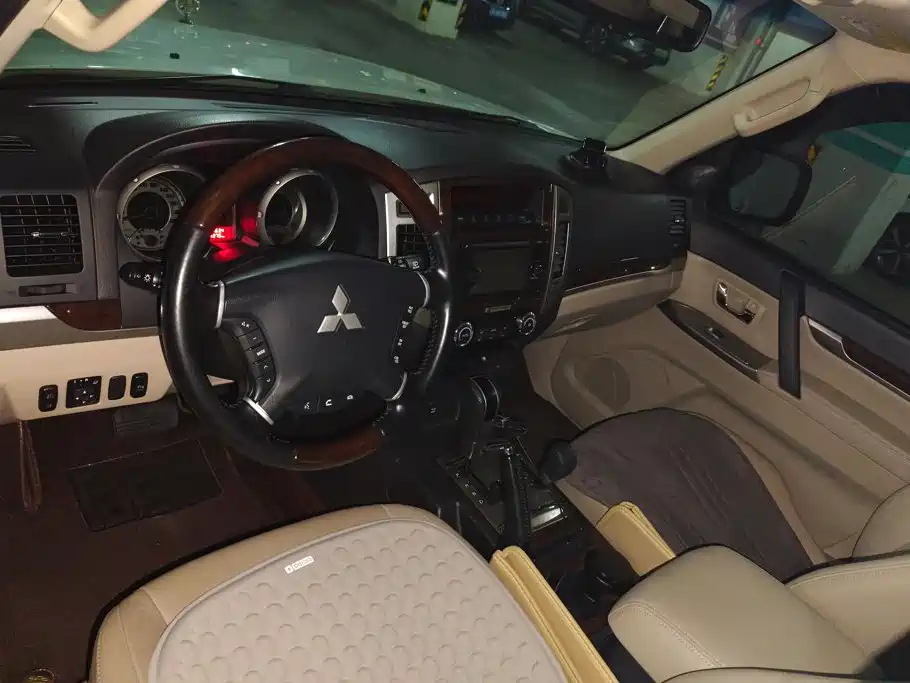 Mitsubishi Pajero (Import) — миниатюра 12