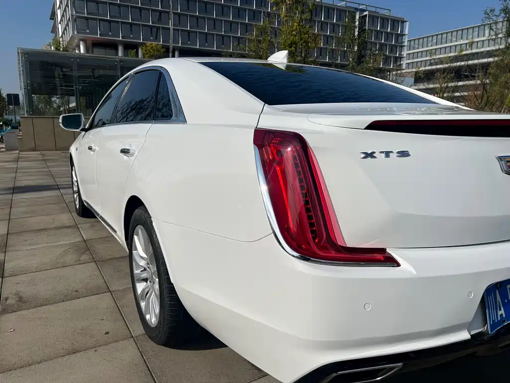 CADILLAC XTS