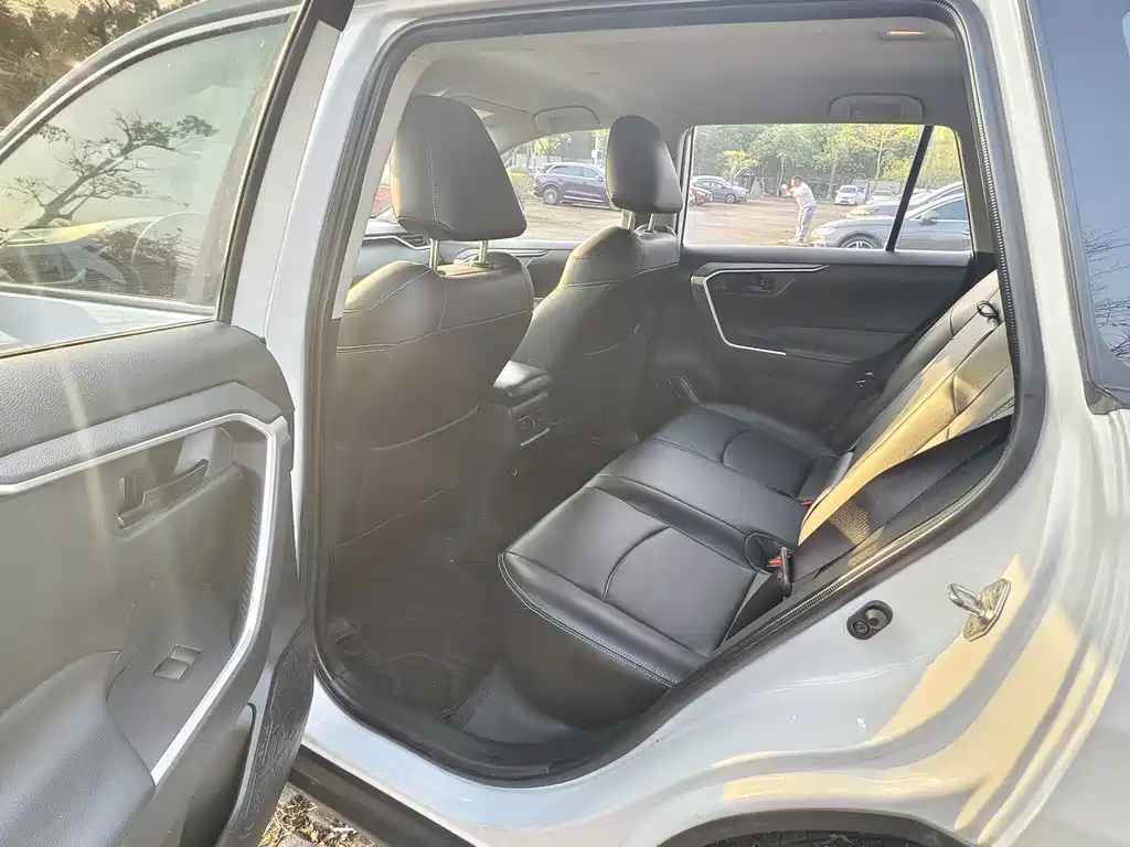 Toyota RAV4 — миниатюра 7
