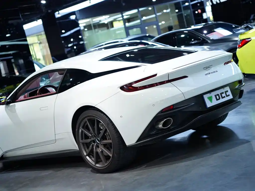 Aston Martin DB11 — миниатюра 16