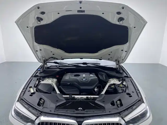 BMW 5 Series — миниатюра 9