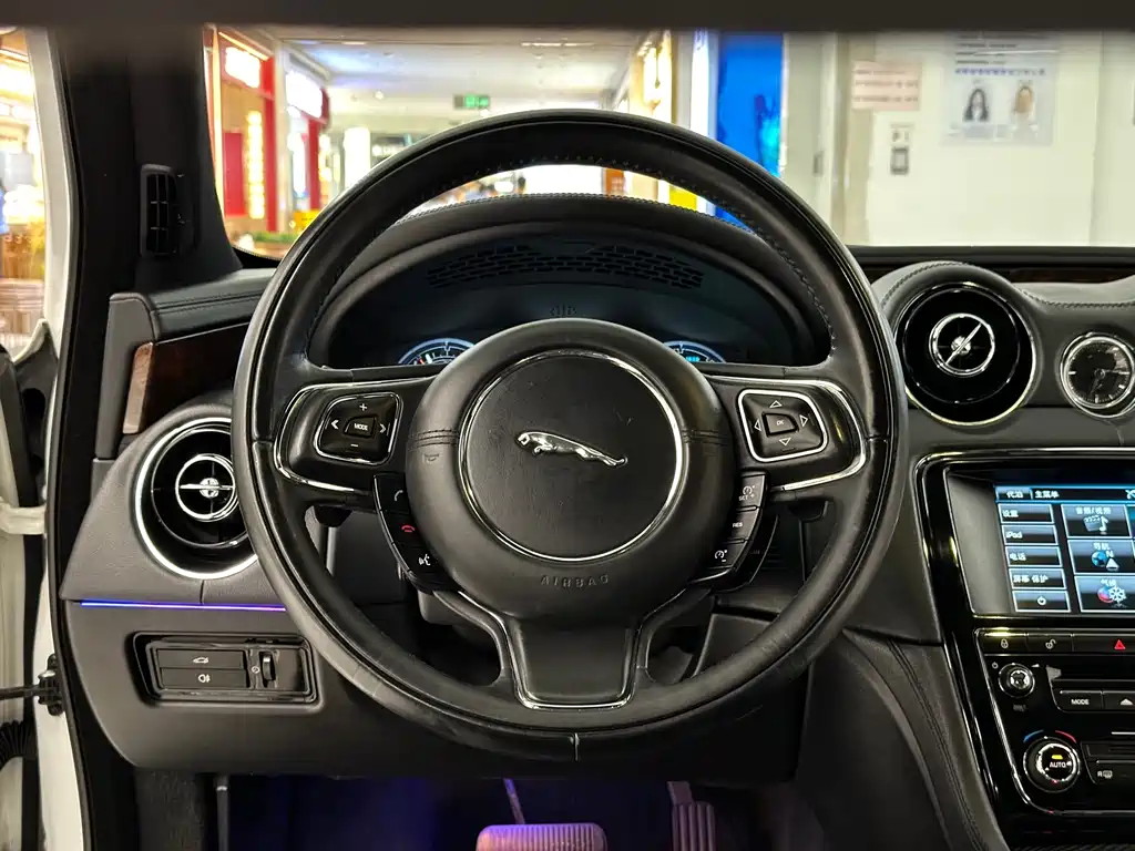 Jaguar XJ — миниатюра 17
