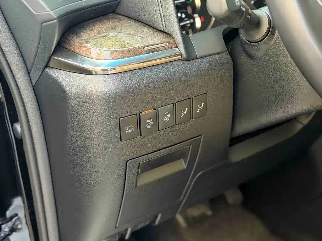 Toyota Alphard — миниатюра 4