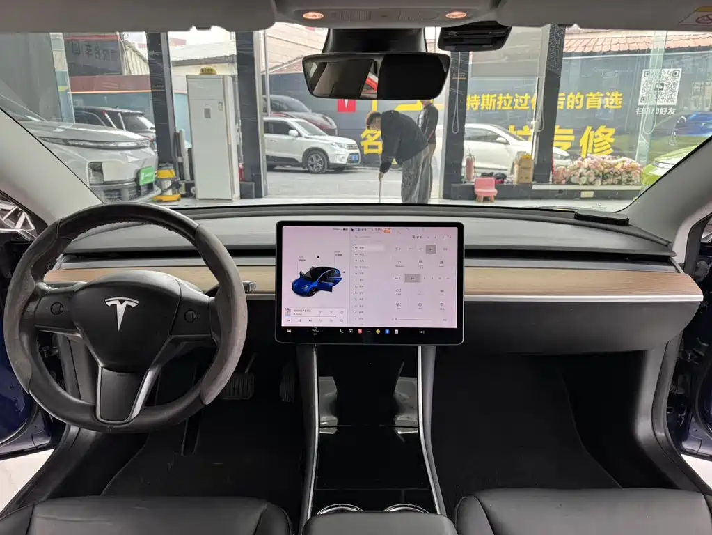 TESLA MODEL 3