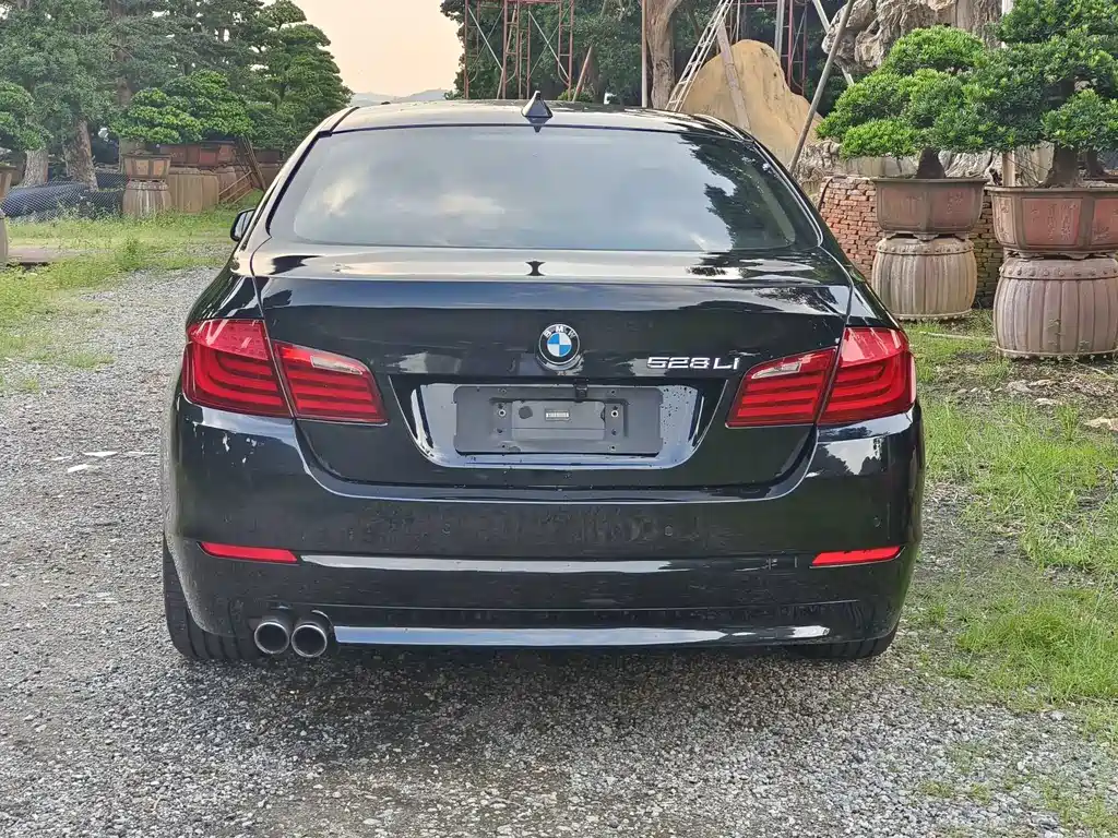 BMW 5 Series — миниатюра 13