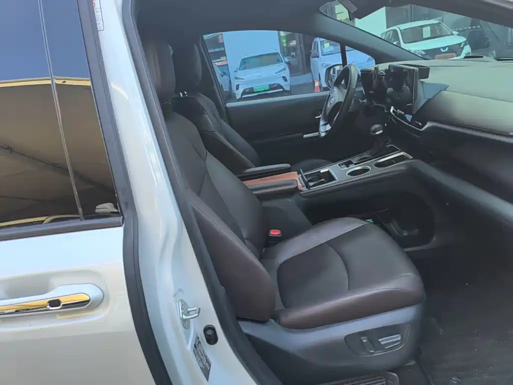 Toyota Granvia — миниатюра 25