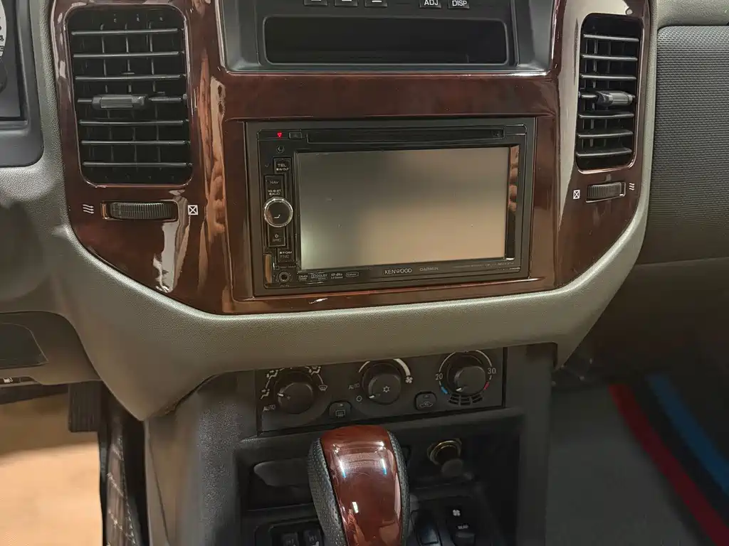 Mitsubishi Pajero — миниатюра 10