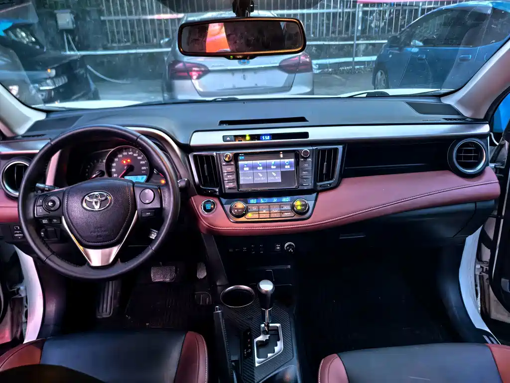 Toyota RAV4 — миниатюра 5