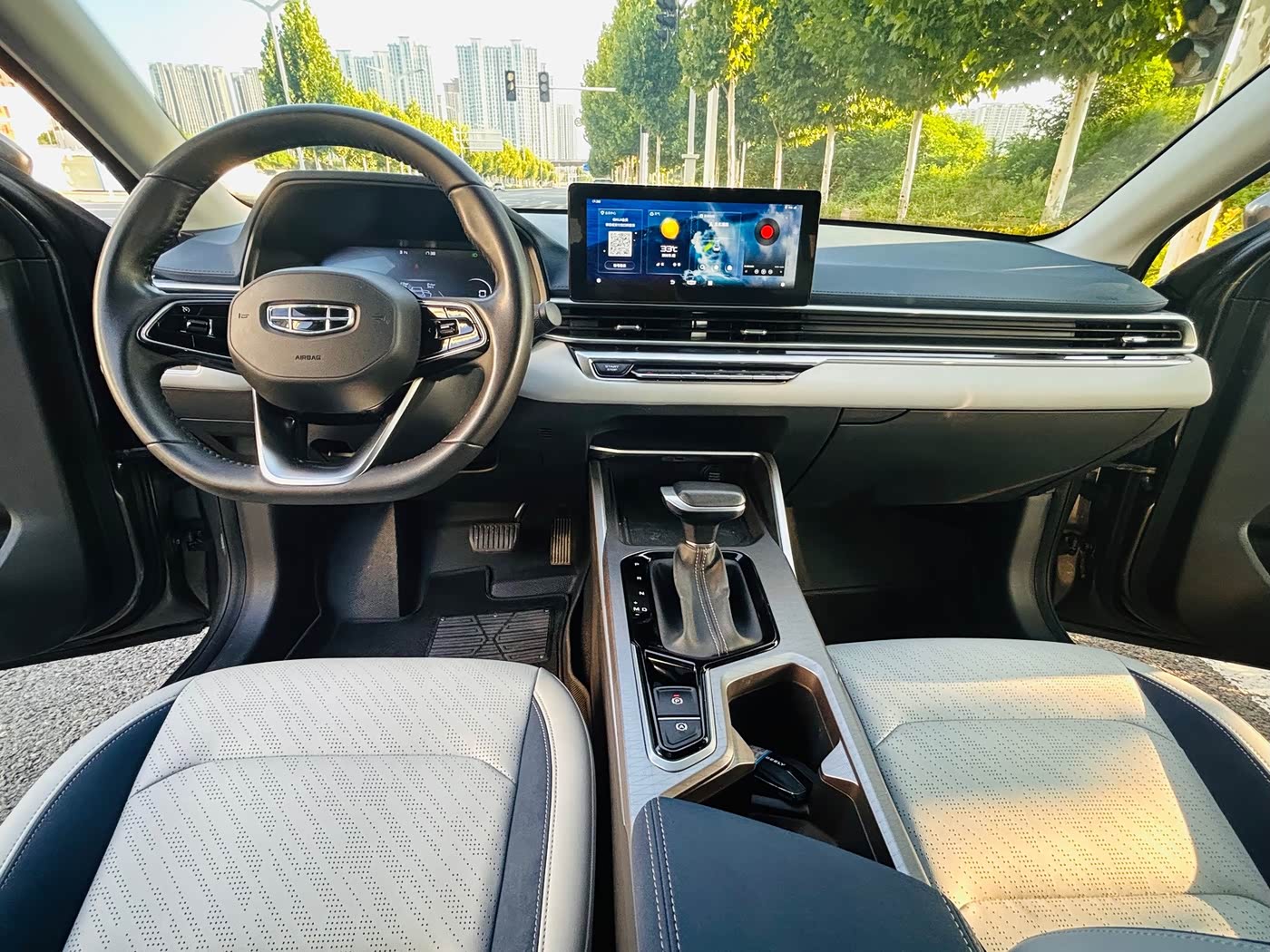 Geely Emgrand 1.5 л 2022 г. Серебристо-серый, пробег 42000 км
