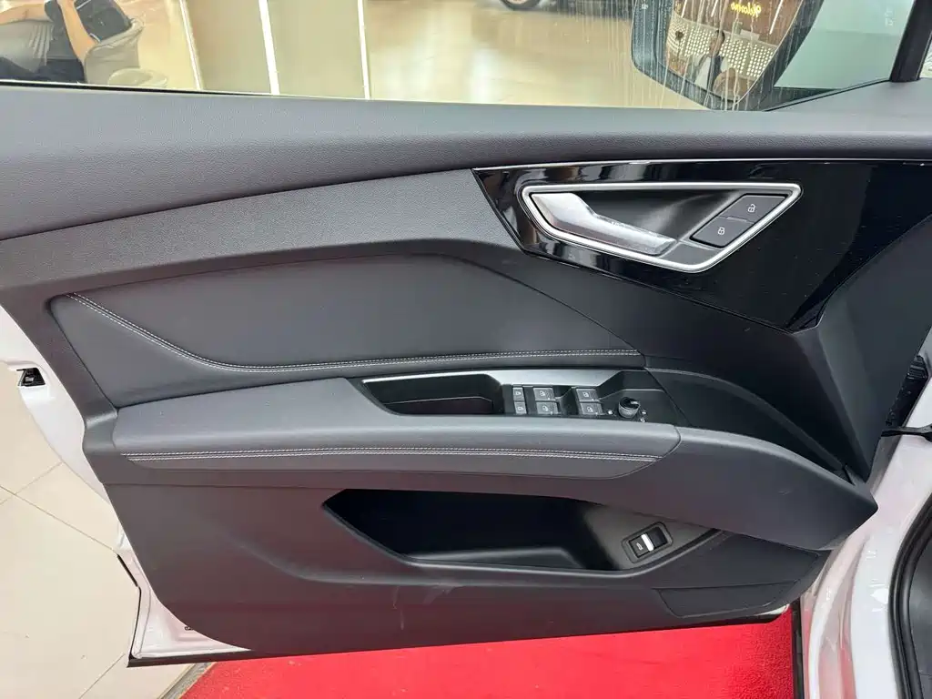 Audi Q4 e-tron — миниатюра 12