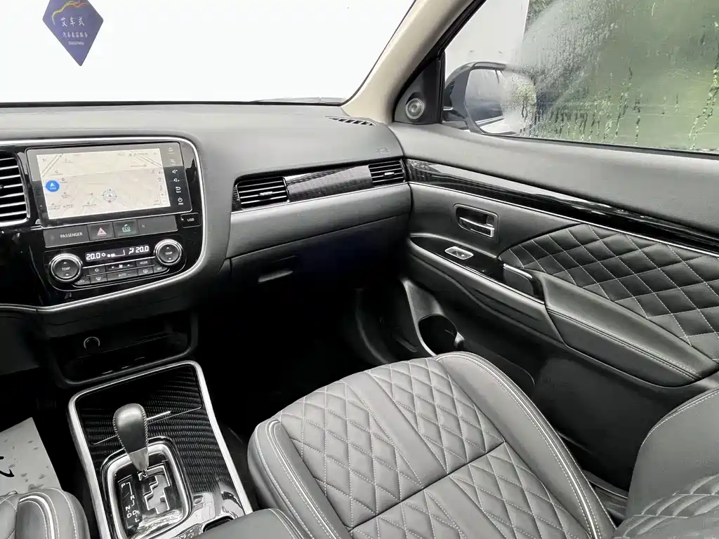 Mitsubishi Outlander — миниатюра 6
