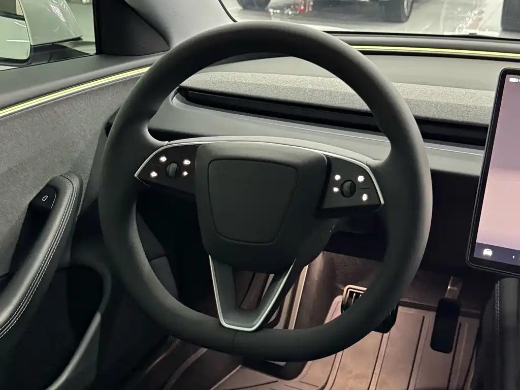 Tesla Model 3 — миниатюра 10
