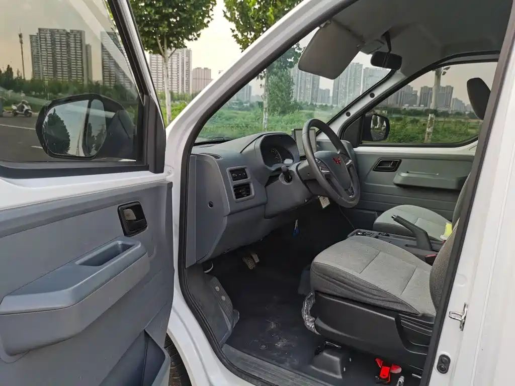 Wuling Yangguang — миниатюра 12