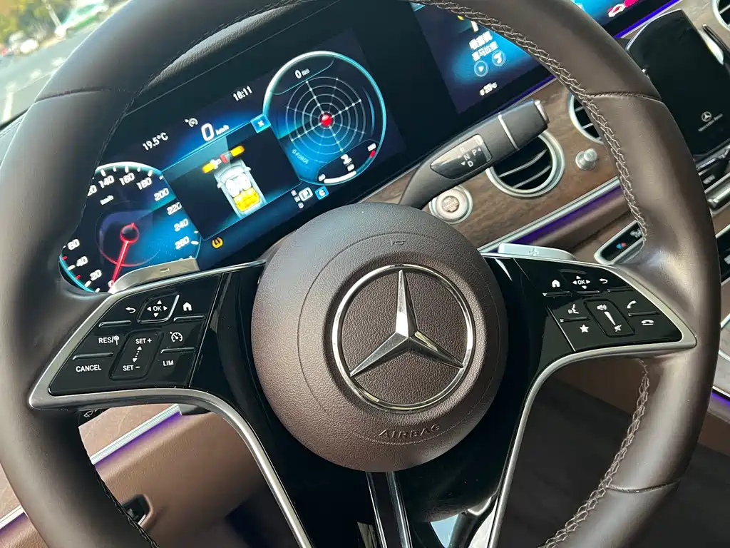 Mercedes-Benz E-Class — миниатюра 11