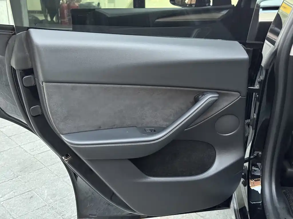 Tesla Model Y — миниатюра 14