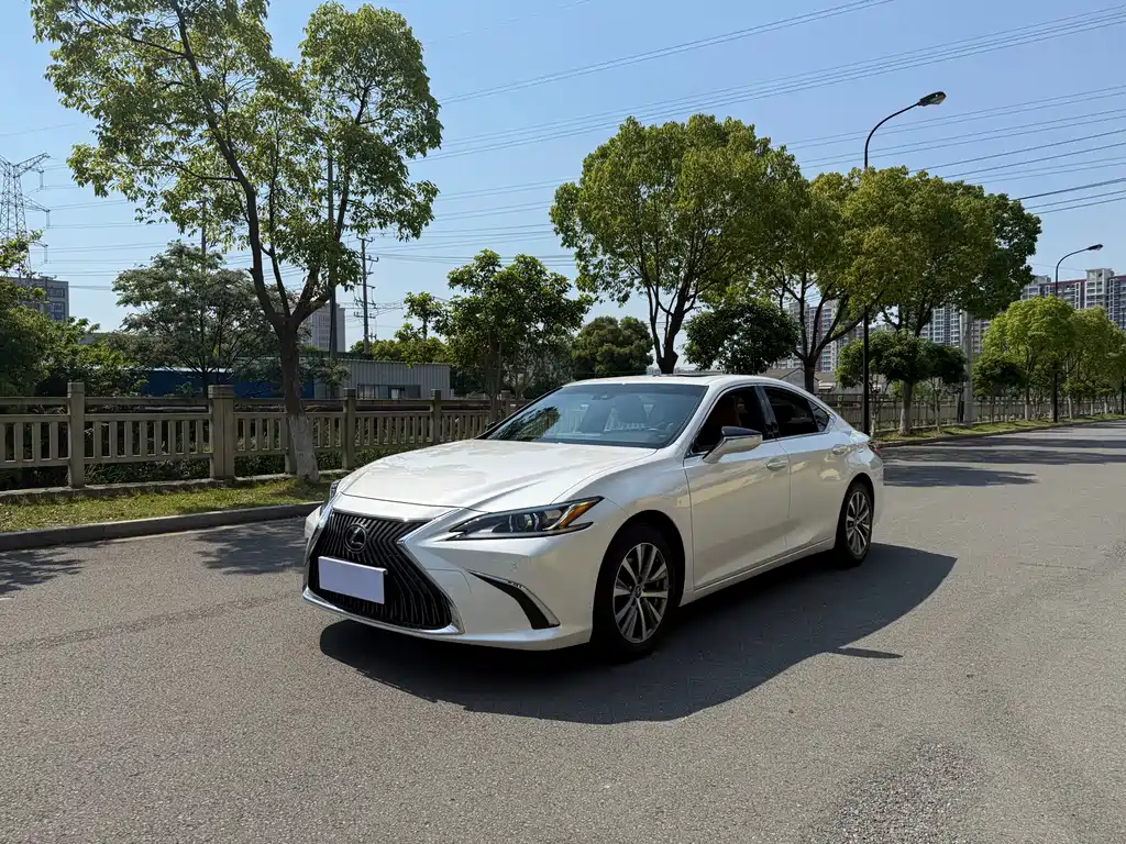 Lexus ES 2020