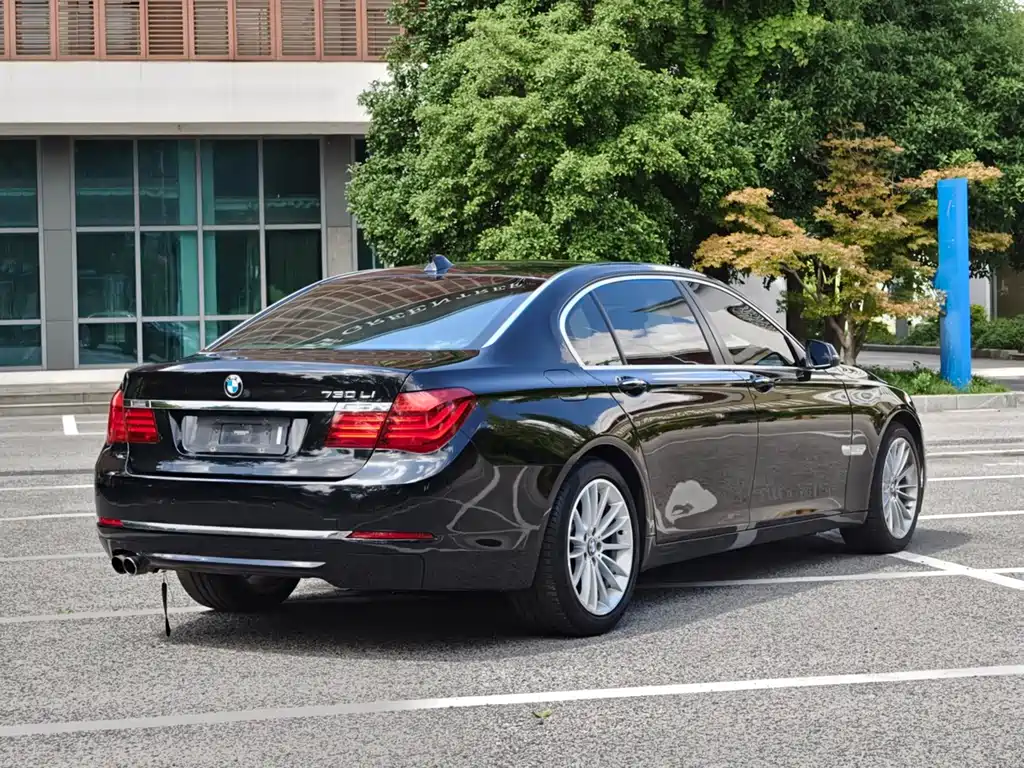 BMW 7 Series — миниатюра 4